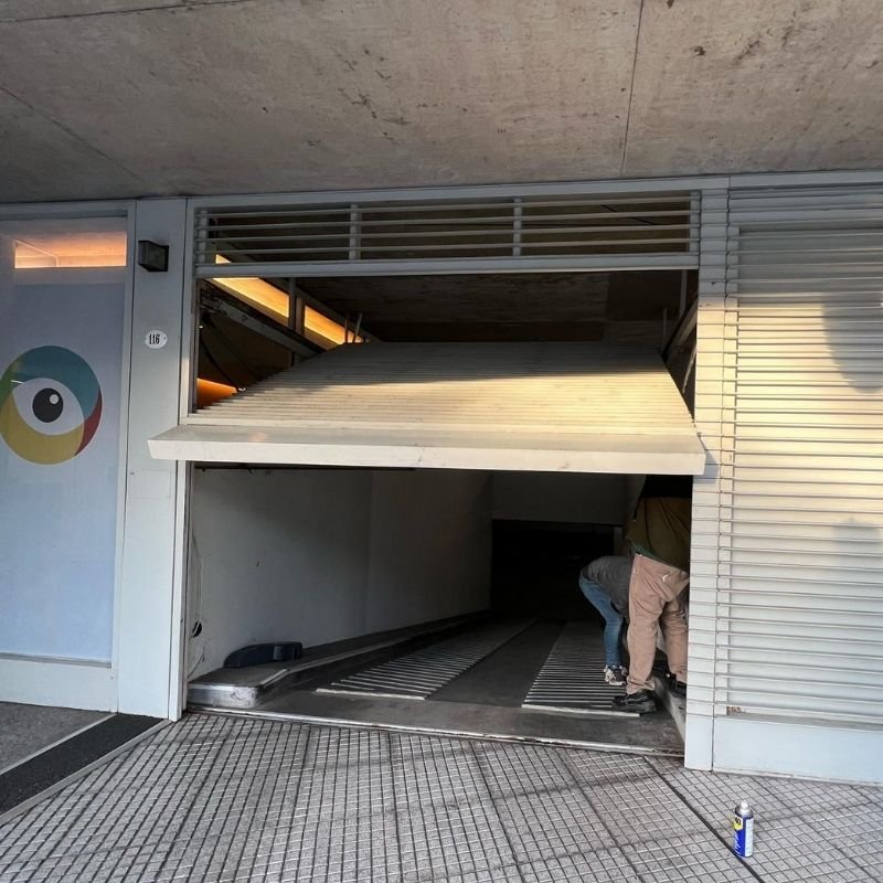 Mantenimiento preventivo en portón levadizo. Ajuste de contrapesos, lingas, grilletes, sensores y cierre para optimizar el funcionamiento y prevenir fallas. Trabajo realizado por HERREELEC.